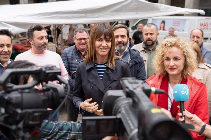 La candidata Idoia Mendia y la Secretaria General del PSE-EE de Álava, Cristina González, visitan Llodio