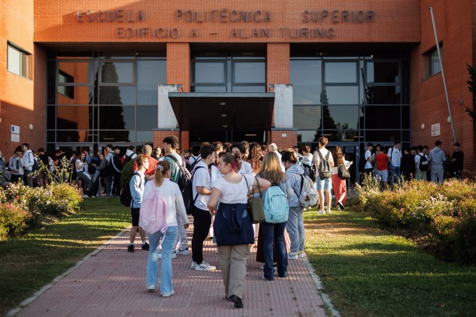 Estudiantes repasan apuntes antes de iniciar los exámenes del primer día de la Evaluación de Acceso a la Universidad (EvAU),  en la Universidad Autónoma de Madrid, a 3 de junio de 2024