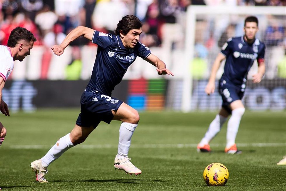 Archivo - Jon Aramburu (Real Sociedad), ante el Sevilla en LaLiga EA Sports 2023-2024.