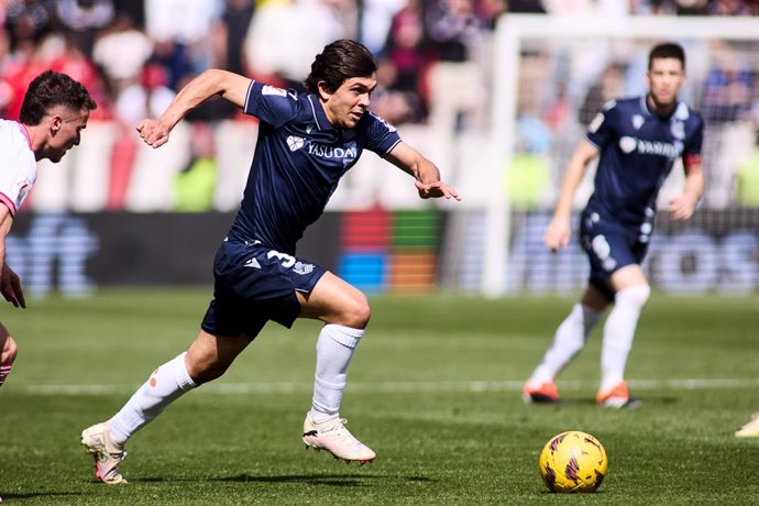 Archivo - Jon Aramburu of Real Sociedad in action during the Spanish league, LaLiga EA Sports, football match played between Sevilla FC and Real Sociedad at Ramon Sanchez-Pizjuan stadium on March 2, 2024, in Sevilla, Spain.