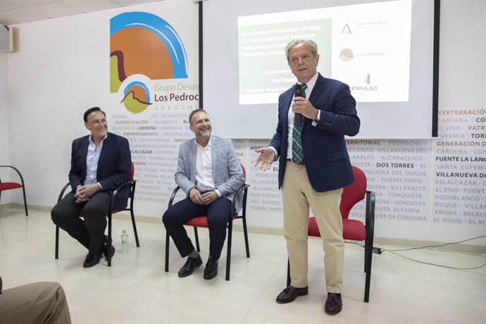 El presidente de la Diputación, Salvador Fuentes, durante su intervención en la jornada sobre las oportunidades de la Base Logística, acompañado por el consejero de Universidad, Investigación e Innovación de la Junta, José Carlos Gómez Villamandos (izda.)