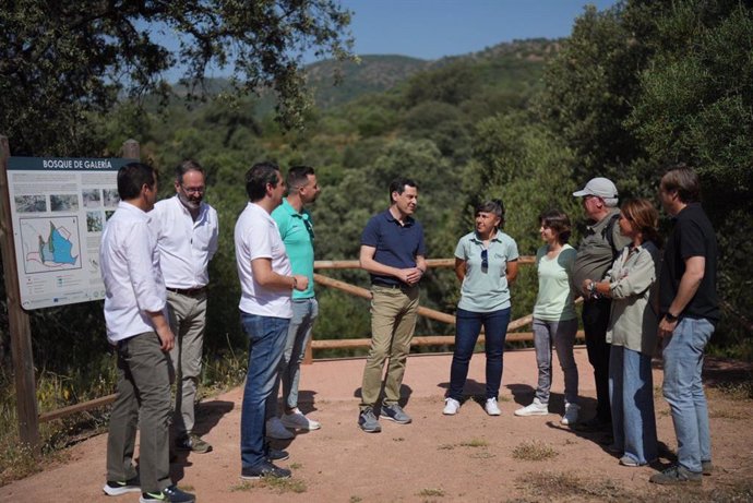 El presidente de la Junta de Andalucía, Juanma Moreno (centro) en la visita al Cinturón Verde de Córdoba.