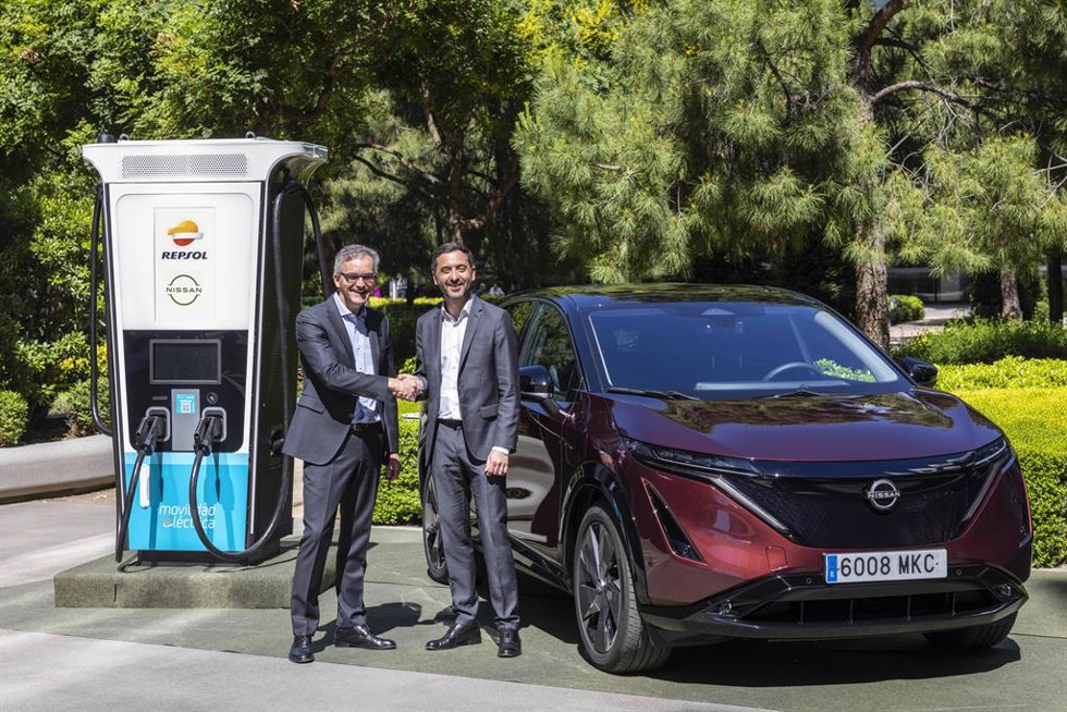 Nissan y Repsol renuevan su acuerdo de colaboración en movilidad eléctrica y regalan dos recargas eléctricas al mes a sus clientes.