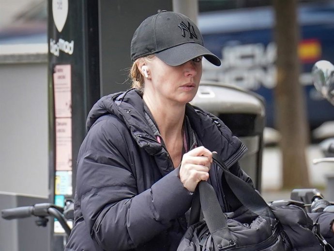 Genoveva Casanova paseando por la calle en bicicleta