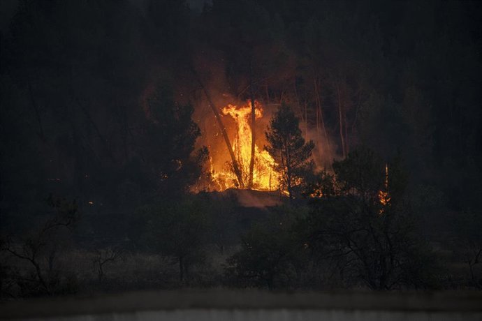 Archivo - Efectivos en las labores de extinción del incendio a 17 de julio de 2022, en Pont de Vilomara, Barcelona, Cataluña, (España)