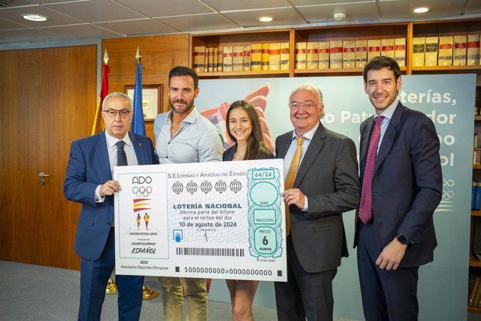 El presidente del COE, Alejandro Blanco, los medallistas olímpicos Saúl Craviotto y Adriana Cerezo, el presidente de LAE, Jesús Huerta, y el director general de Deportes del CSD, Fernando Molinero, con el décimo dedicado al Programa ADO.