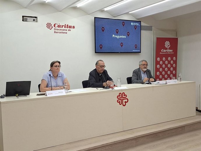 La jefa de análisis social e incidencia de Critas Catalunya, Miriam Feu, el cardenal arzobispo y presidente de Critas Barcelona, Joan Josep Omella, y el director de Critas Barcelona, Eduard Sala, en la sede de la entidad en Barcelona