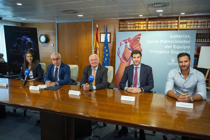 El palista Saúl Craviotto y la taekwondista Adriana Cerezo apadrinaron la renovación de Loterías con el Programa ADO para los Juegos Olímpicos de París 2024.