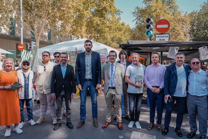 El presidente provincial José Ángel Antelo ha visitado durante la mañana de este jueves el mercado semanal de Murcia junto al consejero José Manuel Pancorbo y el portavoz en la Asamblea regional Rubén Martínez Alpañez