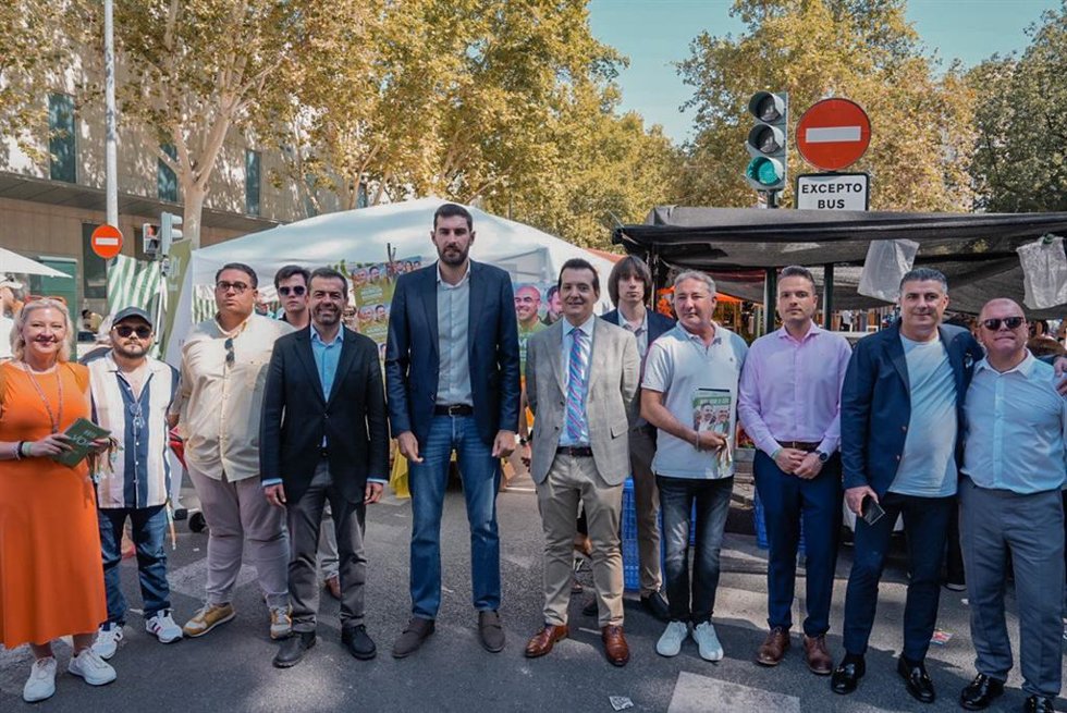 El presidente provincial José Ángel Antelo ha visitado durante la mañana de este jueves el mercado semanal de Murcia junto al consejero José Manuel Pancorbo y el portavoz en la Asamblea regional Rubén Martínez Alpañez