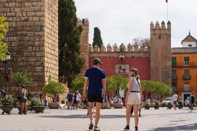 Archivo - Turistas pasean por los lugares más representativos de la ciudad, en Sevilla, (Andalucía, España), imagen de archivo. 