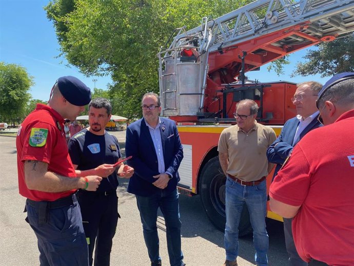 La Diputación de Cáceres dona un camión-escala a los bomberos del Concelho da Moita (Portugal)