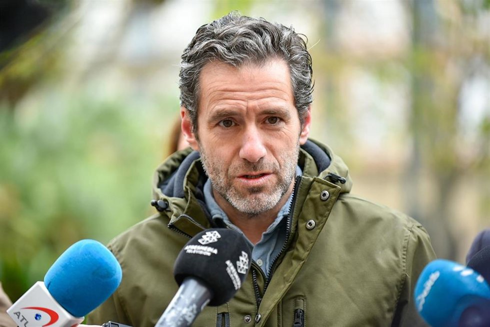 Archivo - El vicesecretario de Cultura y portavoz del Partido Popular, Borja Sémper, ofrece unas declaraciones a la prensa a su llegada a un acto político frente a la Diputación, a 30 de marzo de 2024, en San Sebastián, Guipúzcoa, País Vasco (España).