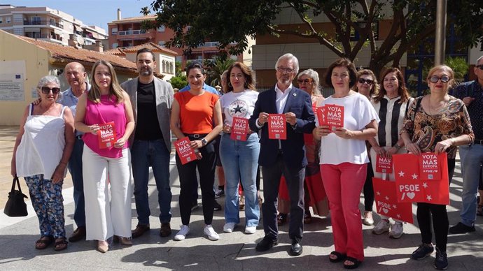 El presidente del PSOE de Málaga y senador, Rafael Granados, junto a la parlamentaria andaluza, Alicia Murillo, y la portavoz socialista del PSOE de Fuengirola, Carmen Segura, han pedido el voto para su formación en la ciudad costasoleña.