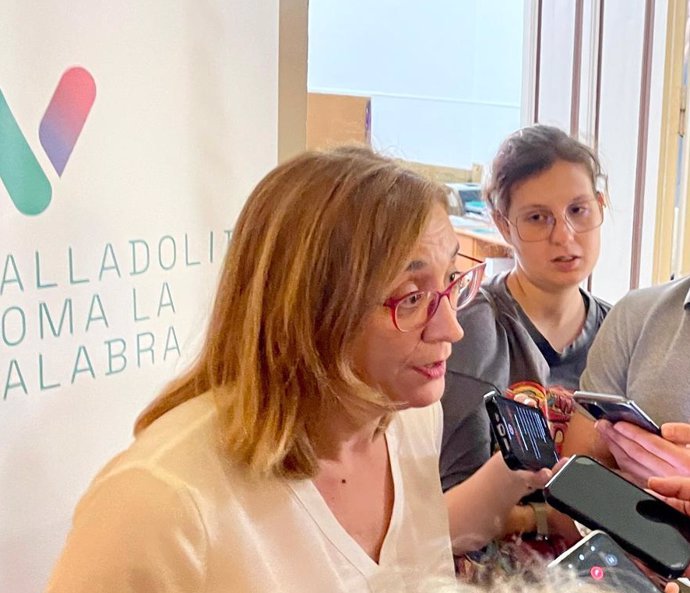 La portavoz de VTLP en el Ayuntamiento de Valladolid, Rocío Anguita, atiende a los medios de comunicación.