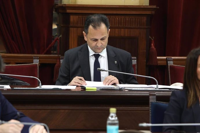 Archivo - El diputado parlamentario de Sa Unió, Llorenç Córdoba durante un pleno en el Parlament balear