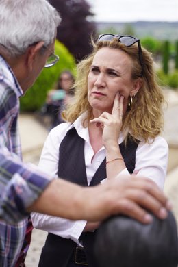 El secretario de La Barranca, Pedro Navarro, y la cabeza de lista de Sumar a las elecciones europeas, Estrella Galán, durante su visita al Memorial-Fosa La Barranca