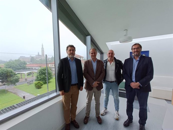 El candidato asturiano del PSOE a las elecciones europeas, Jonás Fernández (izda), visita las instalaciones de la empresa Idonial, en el Parque Científico y Tecnológico de Gijón.