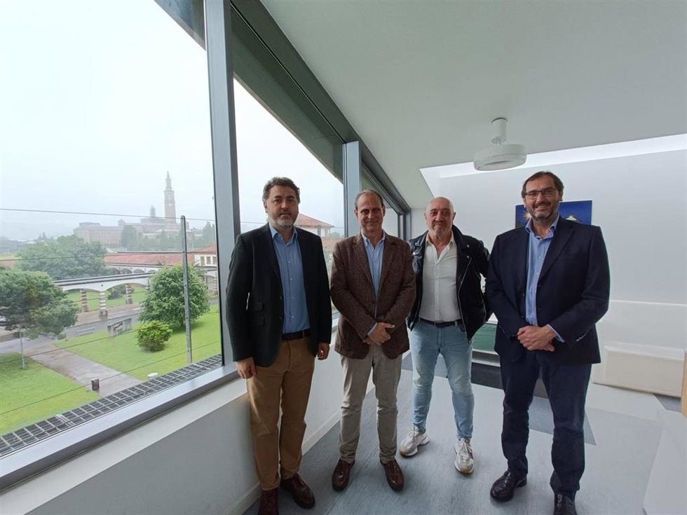 El candidato asturiano del PSOE a las elecciones europeas, Jonás Fernández (izda), visita las instalaciones de la empresa Idonial, en el Parque Científico y Tecnológico de Gijón.