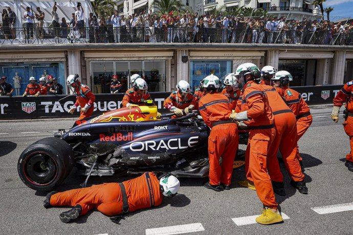 11 PEREZ Sergio (mex), Red Bull Racing RB20 after a crash, accident, with marshall, commissaire de piste, marshal, marshalls, marshals during the Formula 1 Grand Prix de Monaco 2024