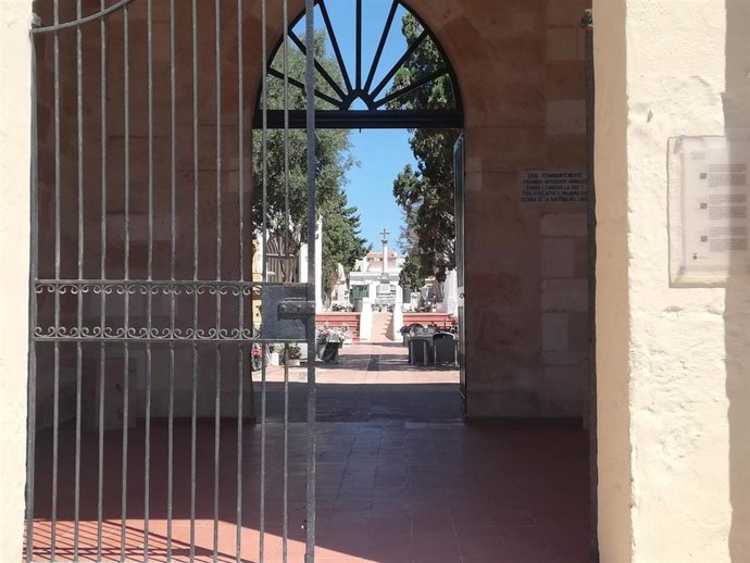 Archivo - Entrada al cementerio municipal de Ciutadella.