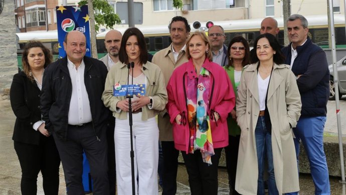 La cabeza de lista del PNV a las elecciones europeas, Ohiane Agirregoitia, junto al presidente del EBB del PNV, Andoni Ortuzar, y la presidenta del BBB, Itxaso Atutxa, en un acto de campaña en Zalla (Bizkaia)