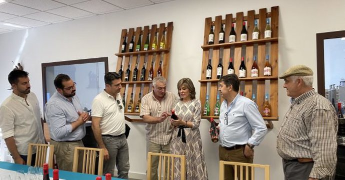 La secretaria de Agricultura, Ganadería y Pesca del PSOE y candidata a las elecciones europeas, Ana Romero, en su visita a la Cooperativa vitivinícola Nuestra Señora del Socorro en Rociana del Condado (Huelva).