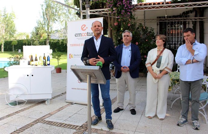 El presidente de la Mancomunidad Campiña Sur, Miguel Ruz, interviene en la jornada formativa en marketing digital e inteligencia artificial destinada al sector empresarial turístico.