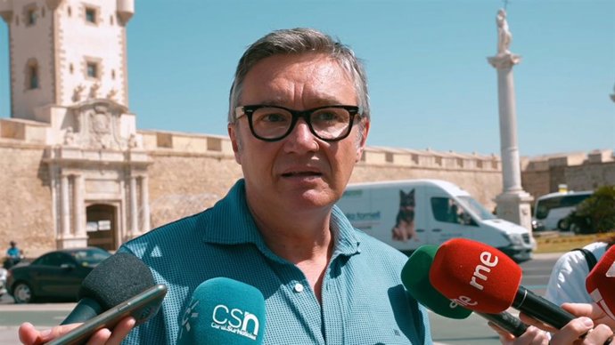El portavoz del Grupo Parlamentario Vox en Andalucía, Manuel Gavira, atiende a los medios en Cádiz.