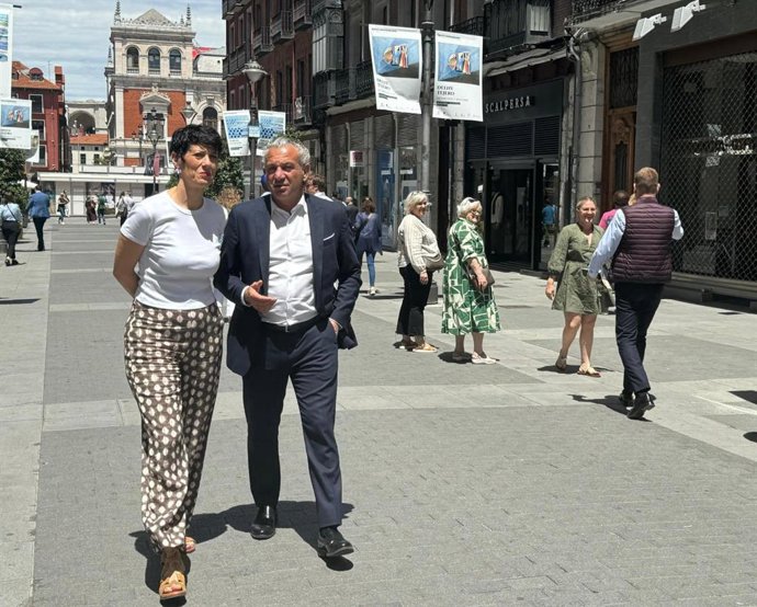 La ministra y el delegado del Gobierno en su paseo por la capital vallisoletana.