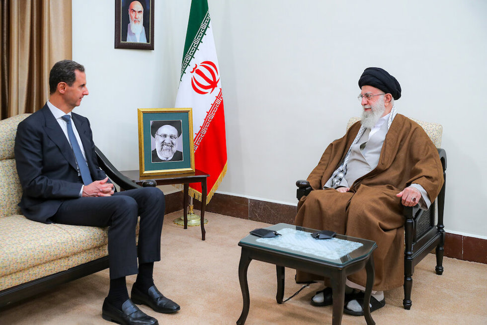 El líder supremo de Irán, el ayatolá Alí Jamenei (d), recibe en Teherán al presidente de Siria, Bashar al Assad (i)