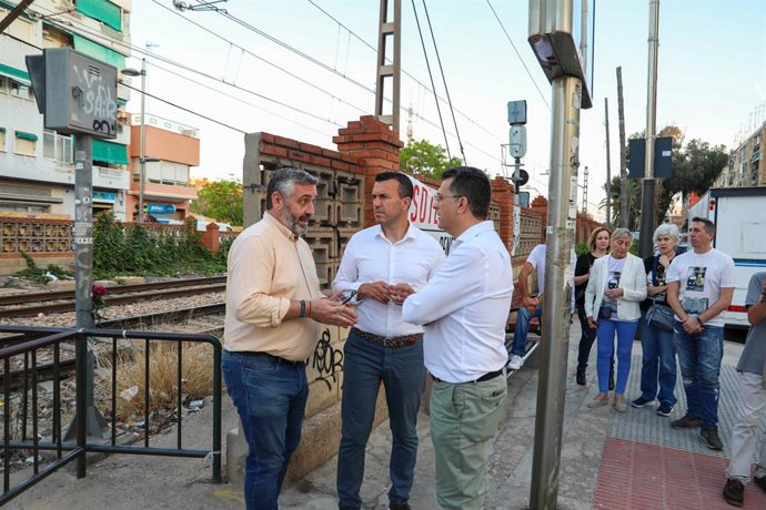 El president del PP de la província de Valencia, Vicent Mompó, visita les vies de tren a Alfafar, Sedaví i Benetússer