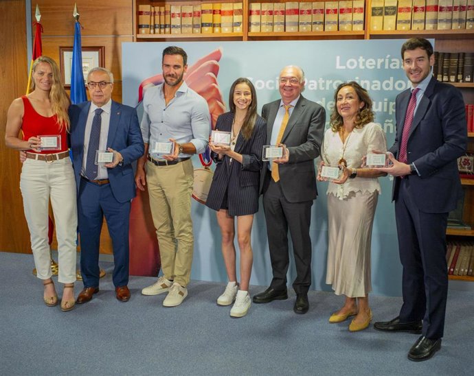 La taekwondista Adriana Cerezo (en el centro de la imagen), plata en Tokyo 2020, en la presentación del décimo de Loterías que homenajeará el 10 de agosto a los olímpicos españoles.