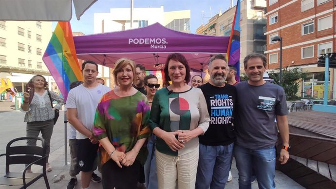 La candidata de Podemos, Mar Cambrollé, este pasado miércoles en la mesa informativa de Podemos en Murcia