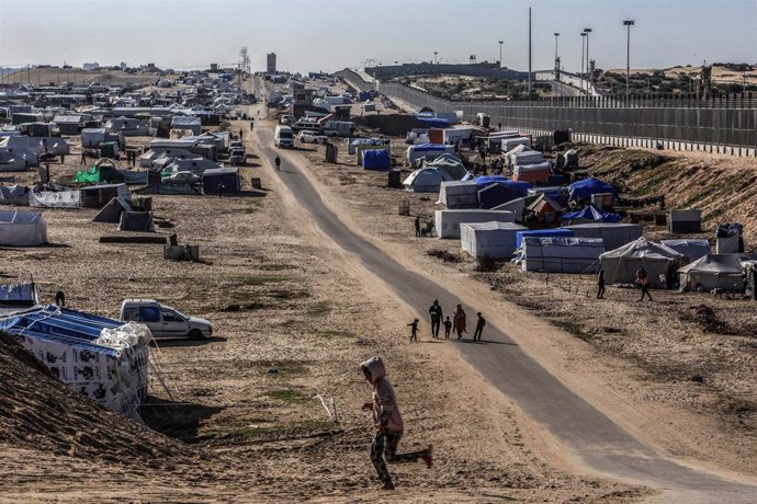 Archivo - Tiendas de desplazados cerca de la frontera de Egipto, en el sur de la Franja de Gaza