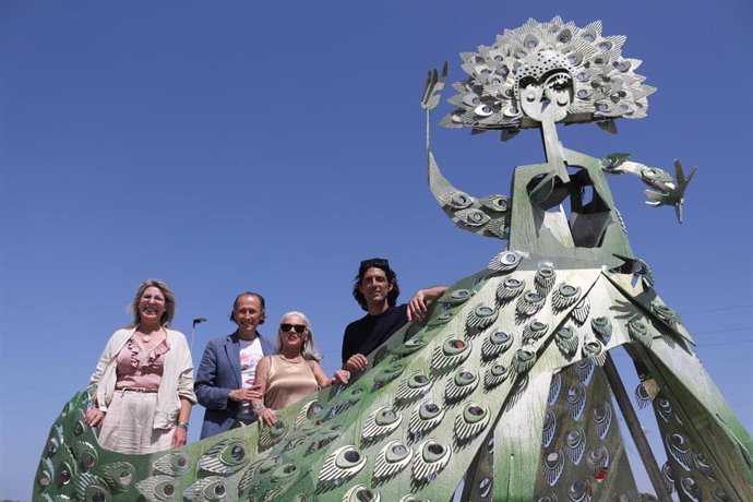 El alcalde de Chiclana en la estatua homenaje a la artista María Jiménez.