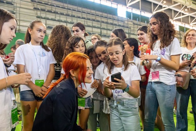 Sara García con las niñas participantes  