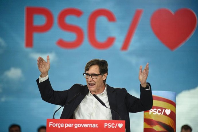 El líder del PSC y candidato del partido a la Presidencia de la Generalitat, Salvador Illa, interviene durante un acto del PSC, en el Palau de Congressos de Catalunya, a 18 de mayo de 2024, en Barcelona, Catalunya (España). 