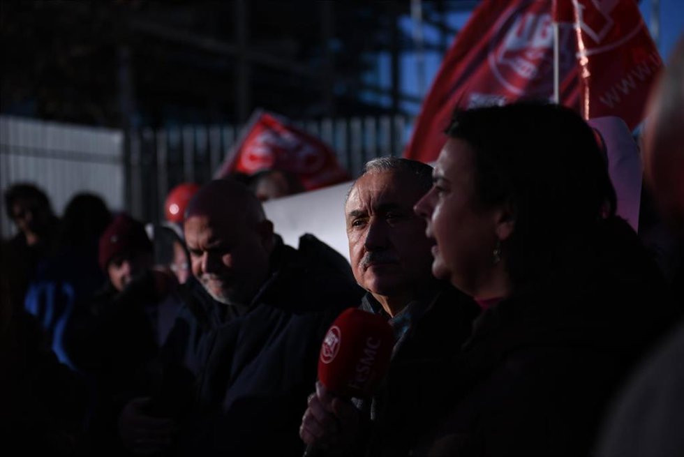 Archivo - El secretario general de UGT, Pepe Álvarez, atiende a medios durante una concentración ante la sede de Banco Santander, a 23 de enero de 2023, en Madrid (España). 