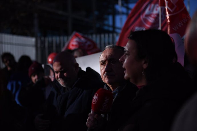 Archivo - El secretario general de UGT, Pepe Álvarez, atiende a medios durante una concentración ante la sede de Banco Santander, a 23 de enero de 2023, en Madrid (España). 
