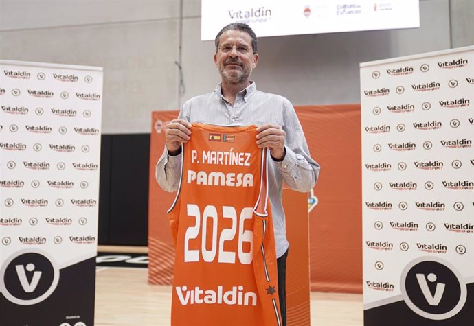 El nuevo entrenador del Valencia Basket, Pedro Martínez, en su presentación