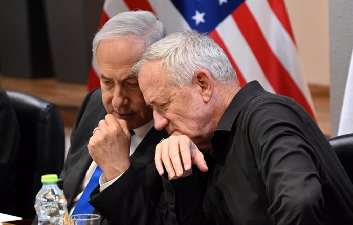 Archivo - HANDOUT - 12 October 2023, Israel, Tel Aviv: Israeli Prime Minister Benjamin and National Unity Chairman Benny Gantz (R) attend an expanded meeting with US Secretary of State Antony Blinken in Tel Aviv. Photo: Haim Zach/GPO/dpa - ATTENTION: edit