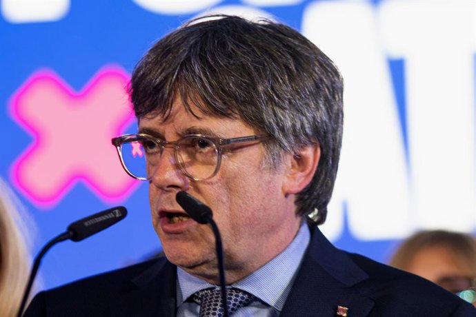 El expresidente de la Generalitat de Catalunya y candidato de Junts a las elecciones catalanas, Carles Puigdemont, comparece tras el recuento de votos durante el seguimiento de la jornada electoral de elecciones autonómicas de Cataluña, en Jean Carrère Sp