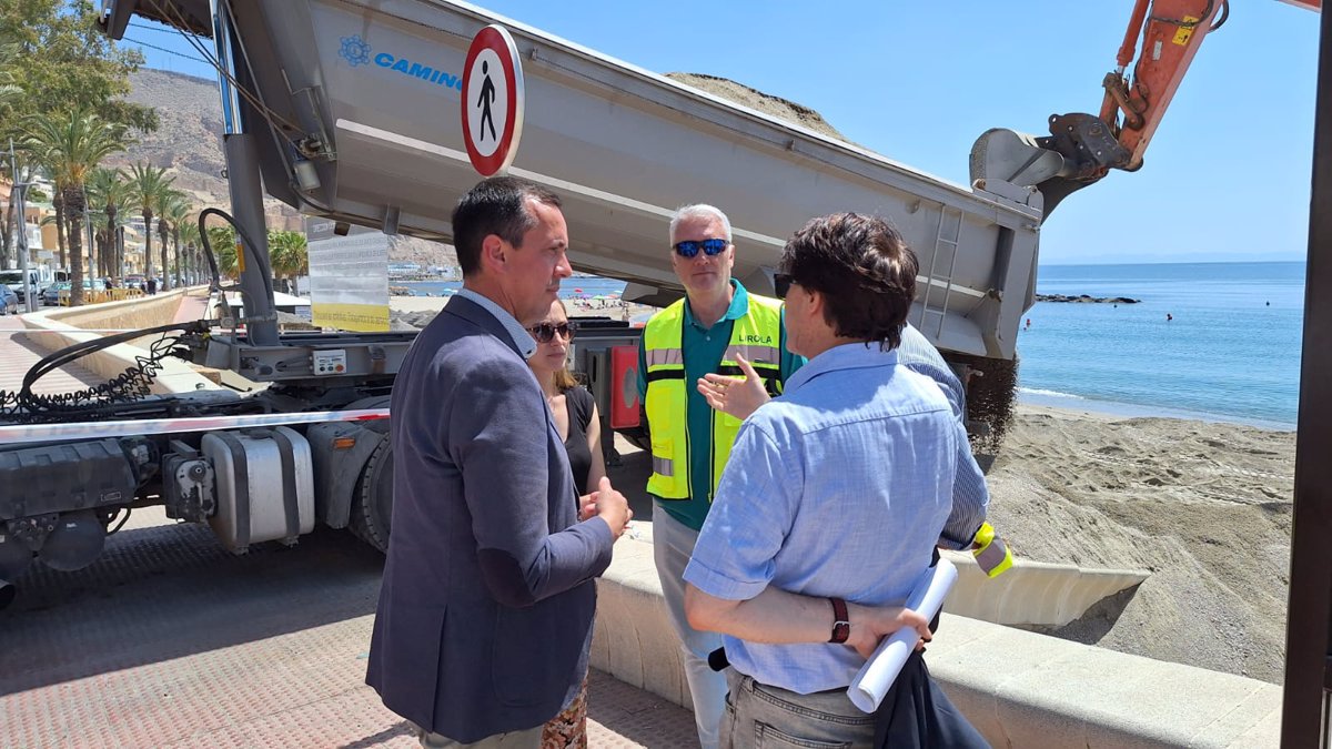 Aguadulce (Almería) recibe 15.000 metros cúbicos de arena en las obras ...