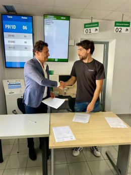 El delegado territorial de Empleo, Empresa y Trabajo Autónomo de la Junta en Cádiz, Daniel Sánchez Román, en la firma para la nueva oficina del Servicio Andaluz de Empleo (SAE) en el municipio de Benalup-Casas Viejas.