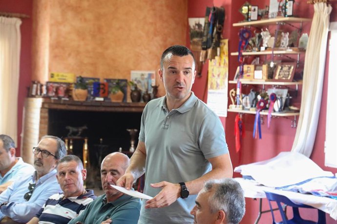El president del PP de la província de Valencia, Vicent Mompó, visita una ramaderia a Quatretonda