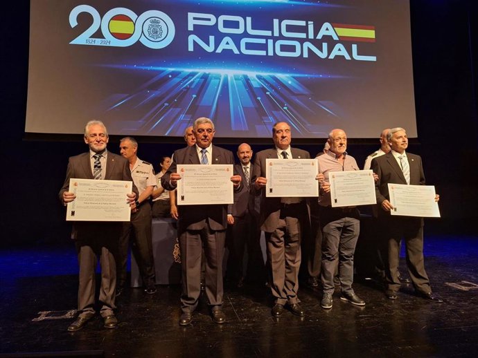 La Policía Nacional rinde homenaje a agentes jubilados en reconocimiento de su labor.