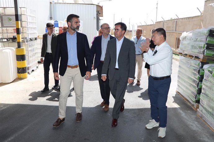 El consejero de  Agricultura, Pesca, Agua y Desarrollo Rural, Ramón Fernández-Pacheco, visita Hortalan, empresa especializada en modelos de producción sostenibles