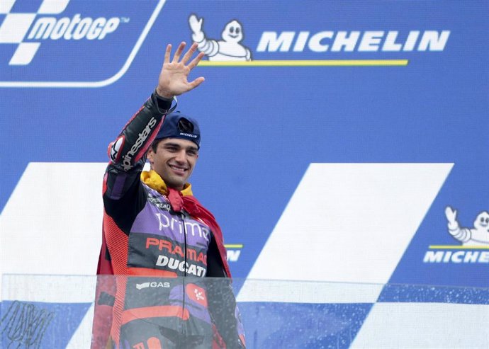 El piloto español de MotoGP Jorge Martin (Ducati) celebra el triunfo en el GP de Francia 2024. 