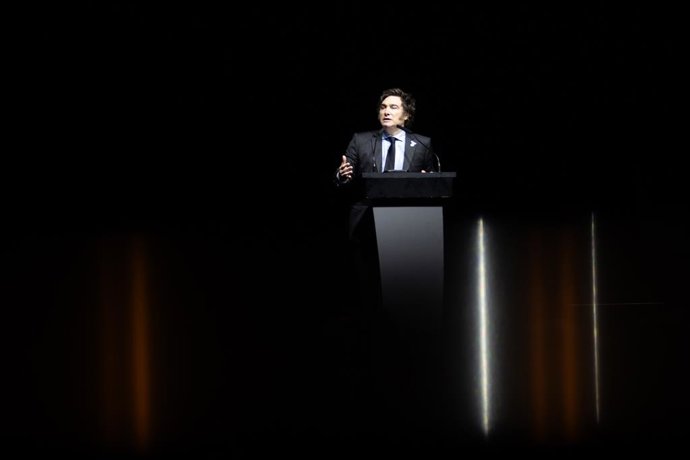 El presidente argentino, Javier Milei, durante la presentación de su libro Capitalismo, socialismo y la trampa neoclásica, en el Estadio Luna Park, a 22 de mayo de 2024, en Buenos Aires (Argentina). 